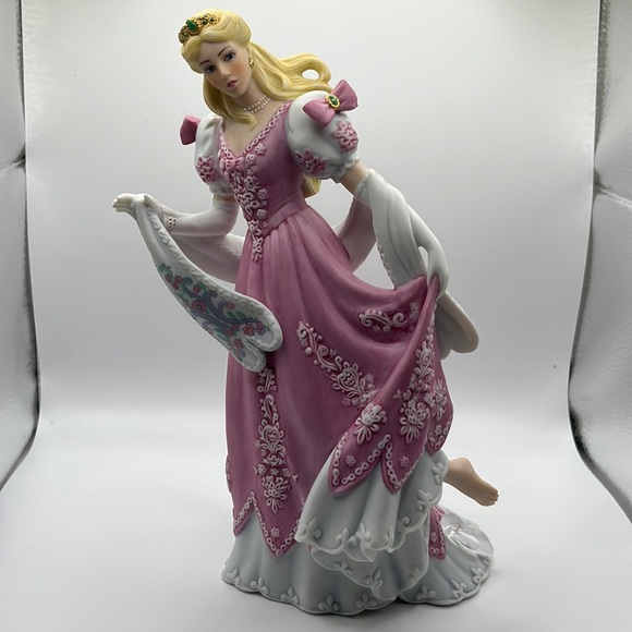 1988 Lenox Cinderella Fine Porcelain Figurine Legendary Princesses. 9